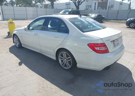 2012 Mercedes-Benz C 250 Luxury/Sport z USA, uszkodzony, nr VIN WDDGF4HB6CA634136